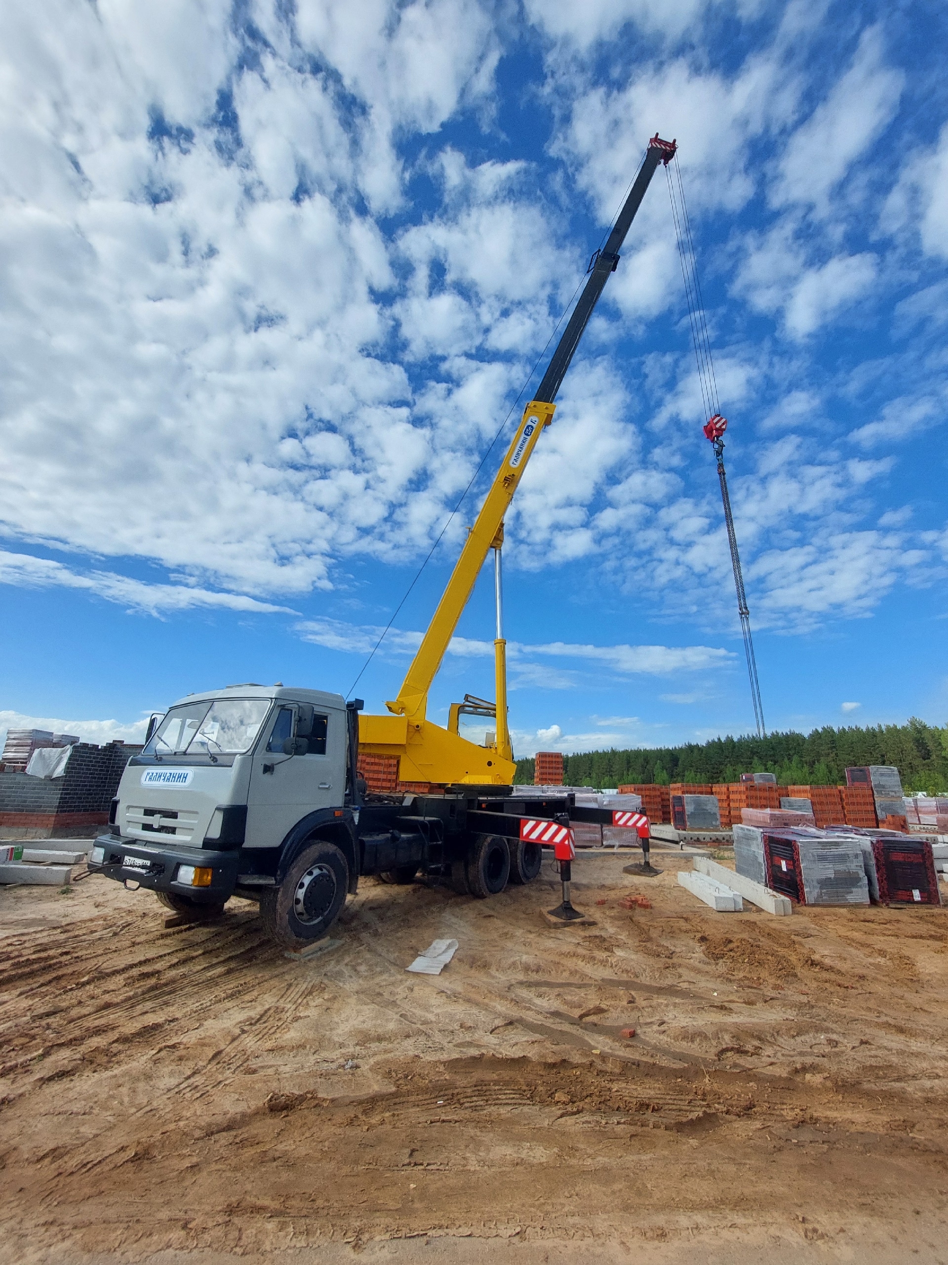 Работа крана на стройке , Казань